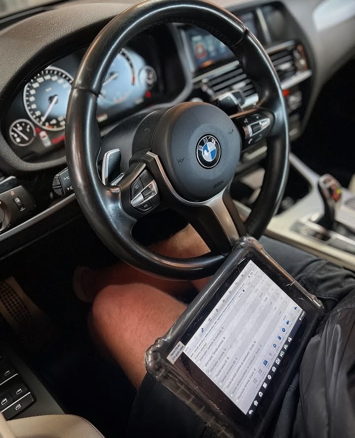 Equipamento de diagnóstico no interior de um BMW