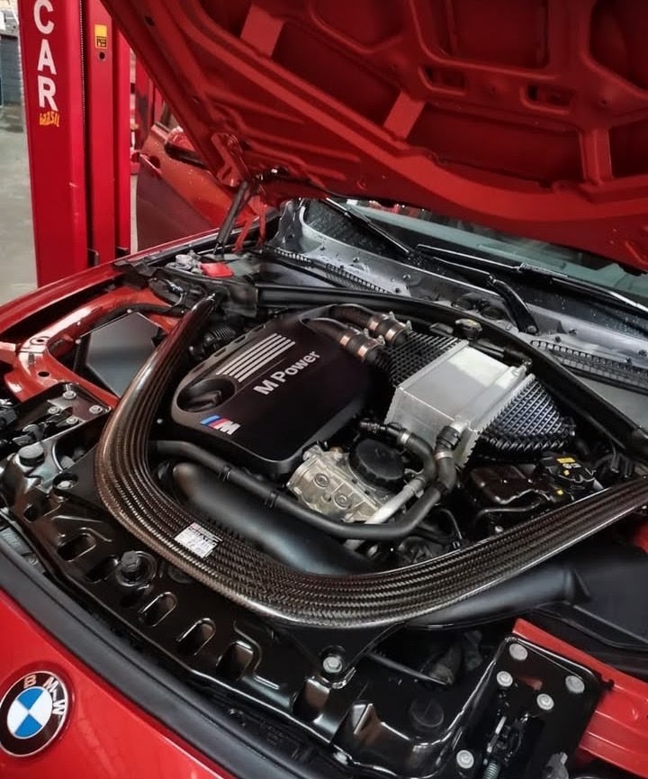Motor M Power de BMW vermelho na oficina Testoni